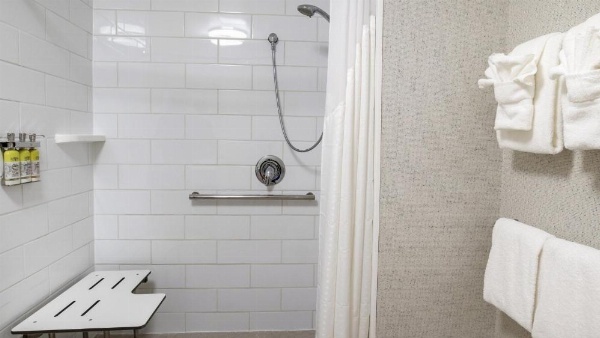 Holiday Inn Express & Suites Racine image 18