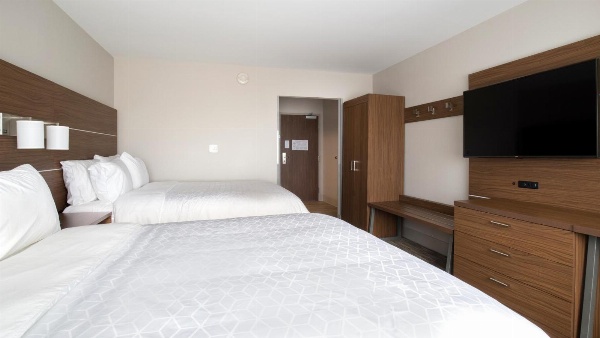 Holiday Inn Express & Suites Racine image 2