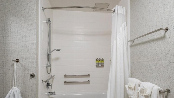 Holiday Inn Express & Suites Racine image 27