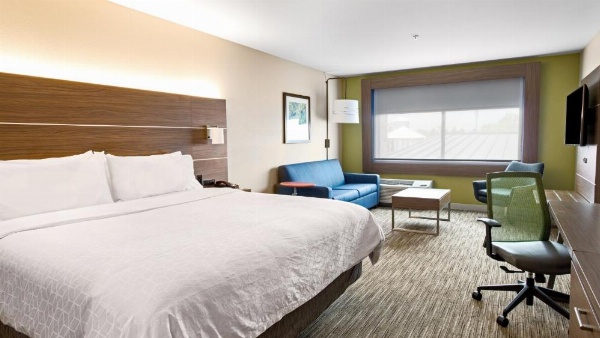 Holiday Inn Express & Suites Racine image 28